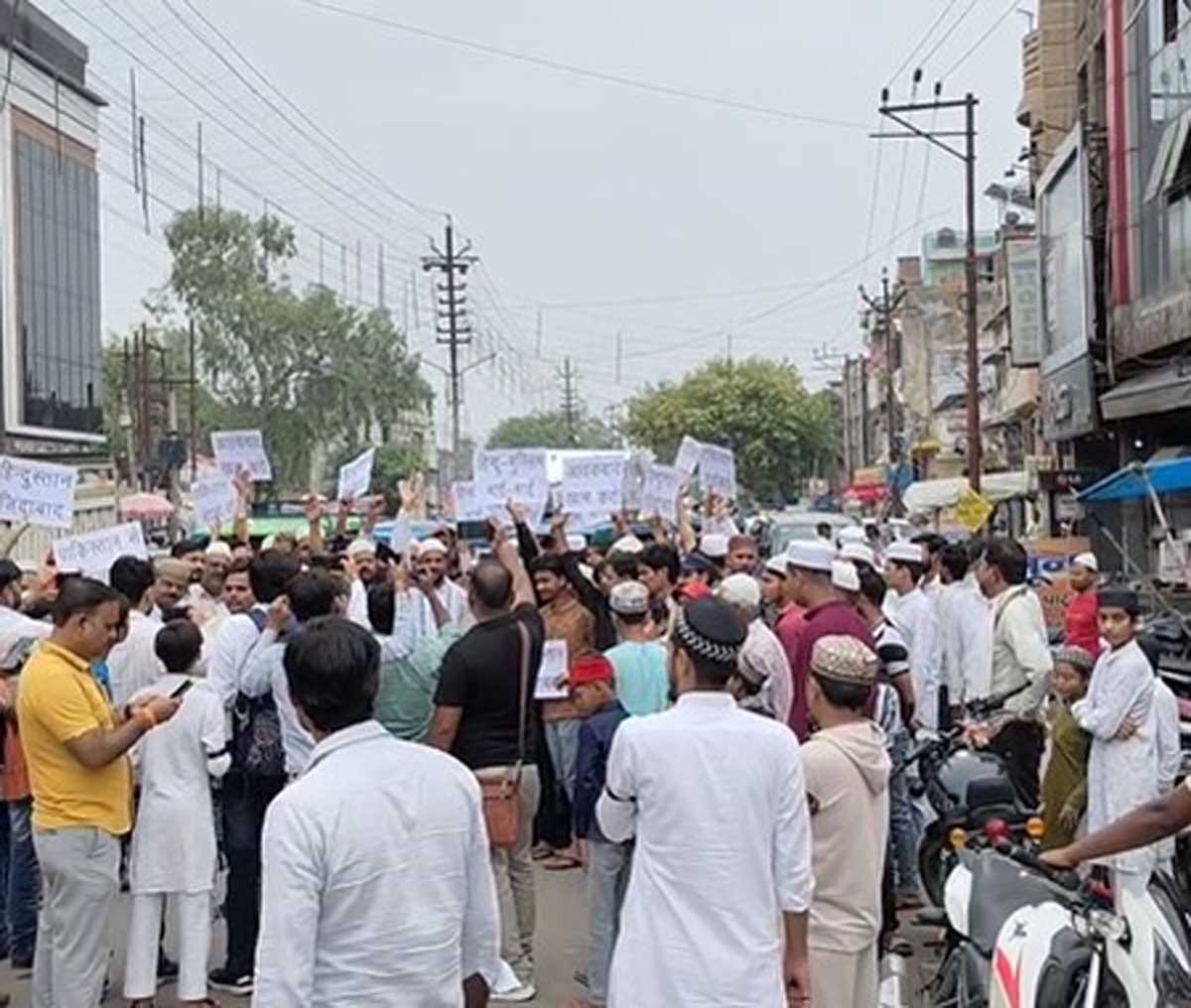 पहलगाम आतंकी हमला: पाकिस्तान के खिलाफ मुस्लिम समुदाय का प्रदर्शन, केंद्र सरकार से पाक का नामों-निशान मिटाने की मांग